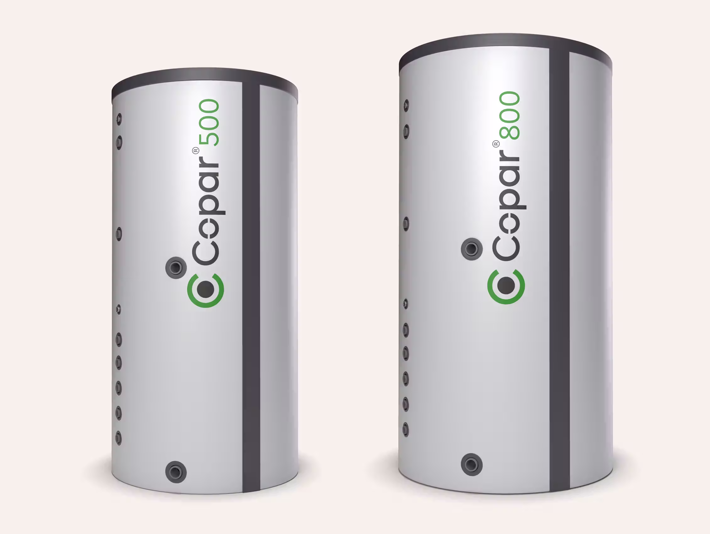 Copar 500 und Copar 800 Wärmepumpenspeicher im Größenvergleich – kombinierter Puffer- und Warmwasserspeicher in silbernem Gehäuse mit seitlichem Verschluss der Dämmummantelung